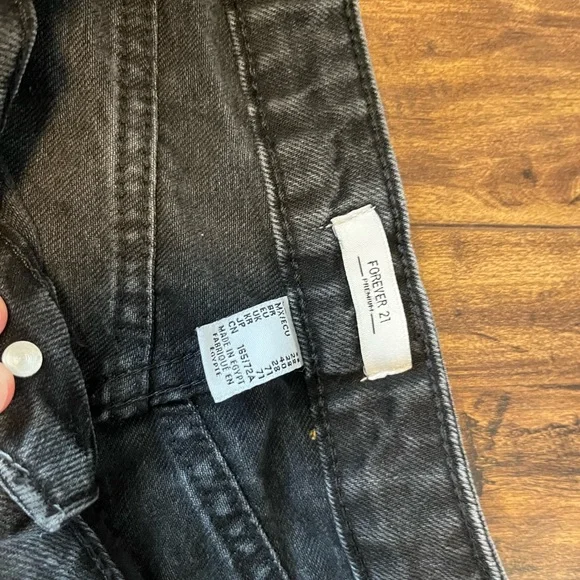 FOREVER 21 BLACK SHORTS 💕 - Picture 2 of 4